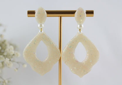 Weiß-Beige Opal Ohrstecker – Glitzernde Brautohrringe aus Polymer Clay