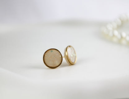 Weiß-Beige Opal Ohrstecker – Glitzernde Brautohrringe aus Polymer Clay