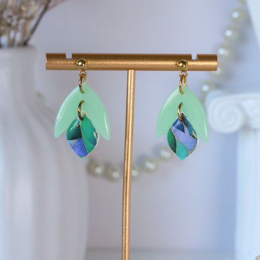 Mint Mosaic Bloom – Filigrane Blattform-Ohrhänger in Mint