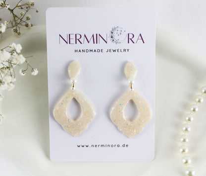 Weiß-Beige Opal Ohrstecker – Glitzernde Brautohrringe aus Polymer Clay