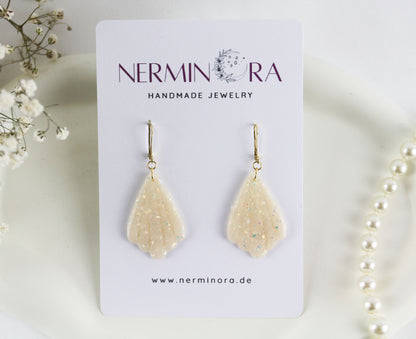 Weiß-Beige Opal Ohrstecker – Glitzernde Brautohrringe aus Polymer Clay