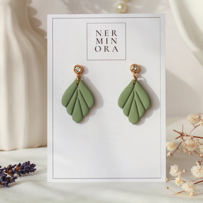 Marlen Leaf – Kleine matte Blatt-Ohrringe