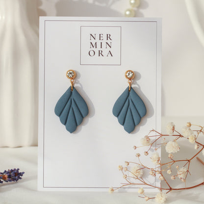 Marlen Leaf – Kleine matte Blatt-Ohrringe
