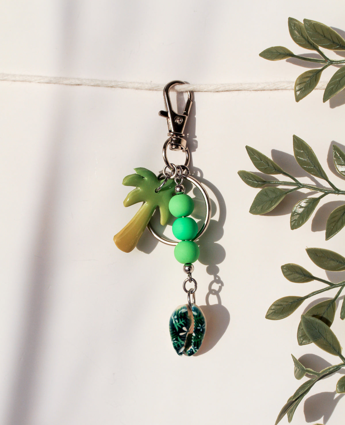 Palm Breeze – Schlüsselanhänger & Bag Charm in Grün mit Palmenanhänger