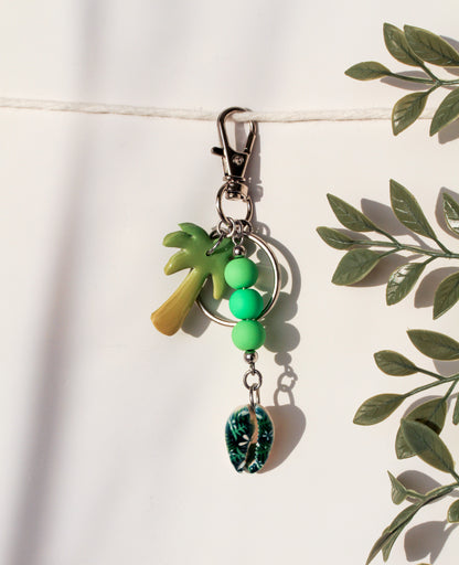 Palm Breeze – Schlüsselanhänger & Bag Charm in Grün mit Palmenanhänger