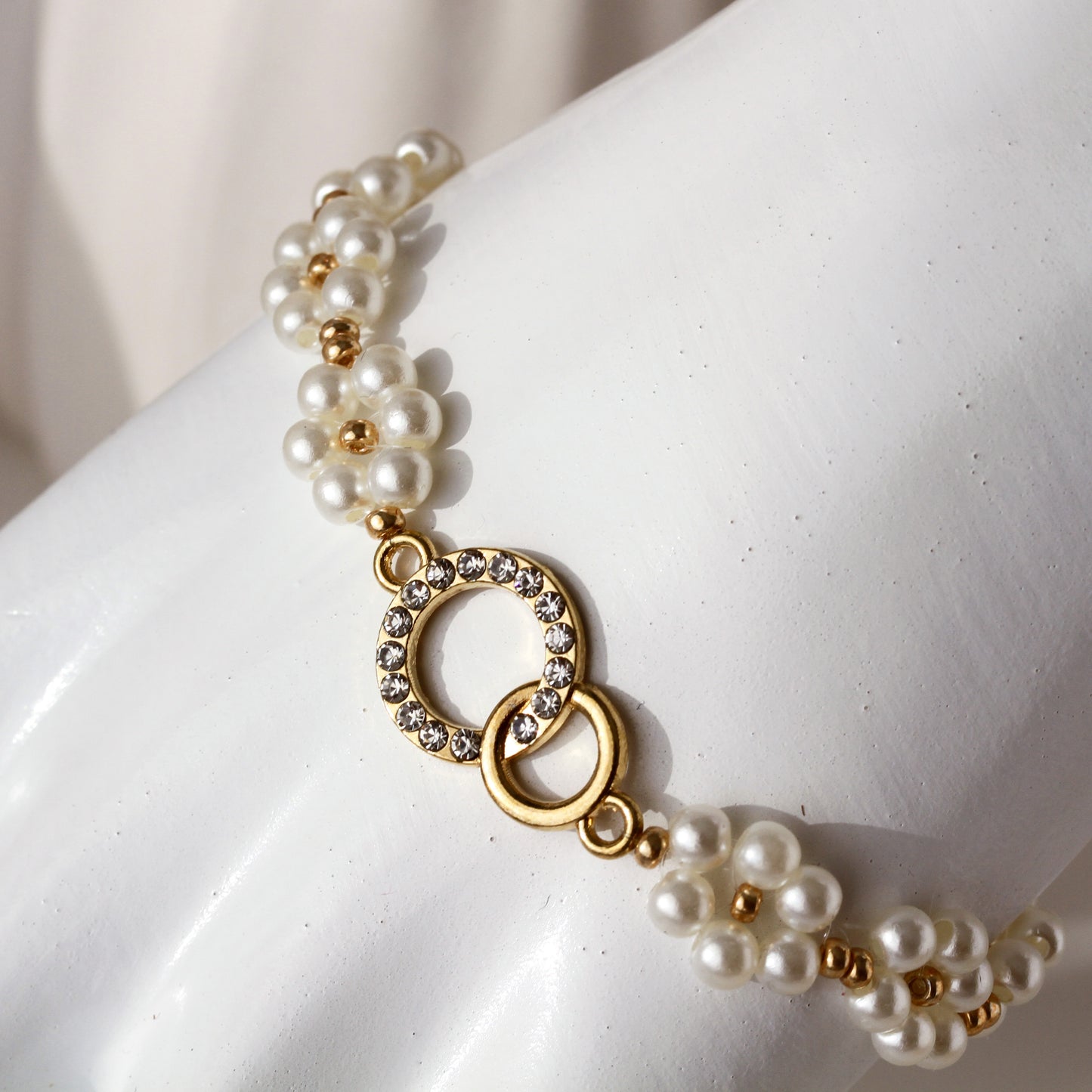 Eternal Pearl – Perlenarmband mit funkelndem Ringelement