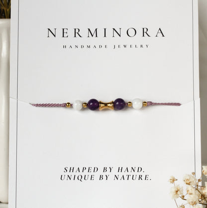Violet Balance – Amethyst-Armband mit Perlmuttperlen