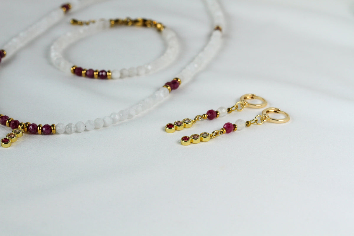 Scarlet Moon – Schmuckset mit Rubin, Mondstein und Zirkonia-Anhänger