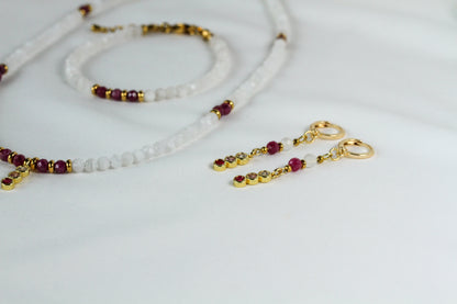 Scarlet Moon – Schmuckset mit Rubin, Mondstein und Zirkonia-Anhänger