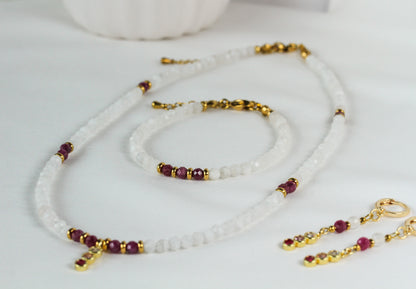 Scarlet Moon – Schmuckset mit Rubin, Mondstein und Zirkonia-Anhänger