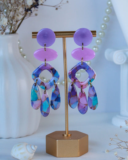Theia’s Orchid – Mehrreihige Chandelier-Ohrringe in Lila und Magenta