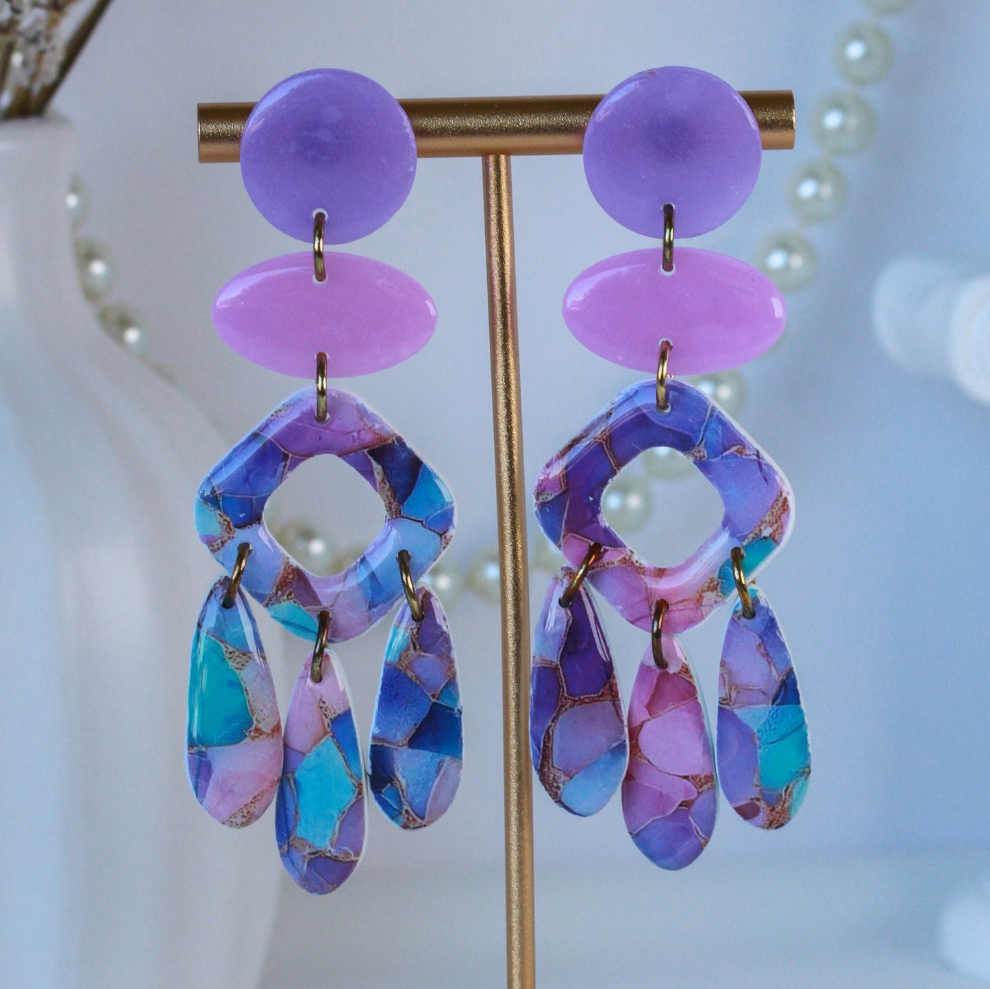 Theia’s Orchid – Mehrreihige Chandelier-Ohrringe in Lila und Magenta