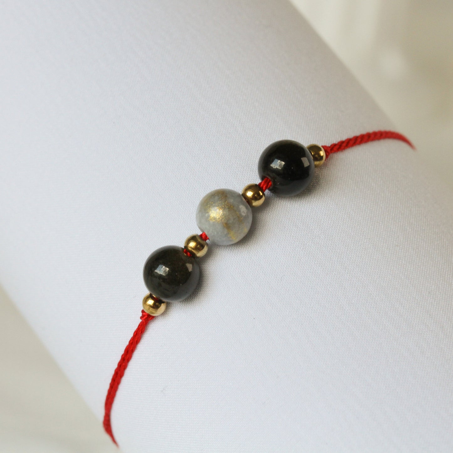 Crimson Veil – Natursteinarmband in Schwarz & Grau