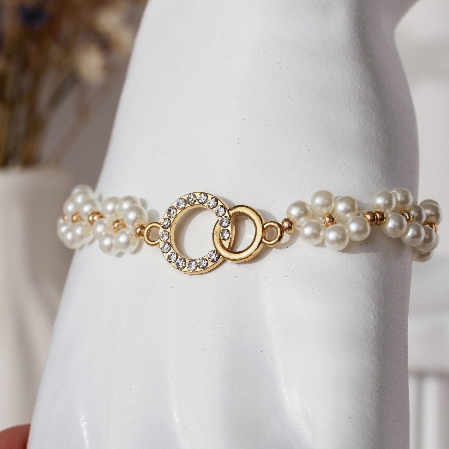 Eternal Pearl – Perlenarmband mit funkelndem Ringelement