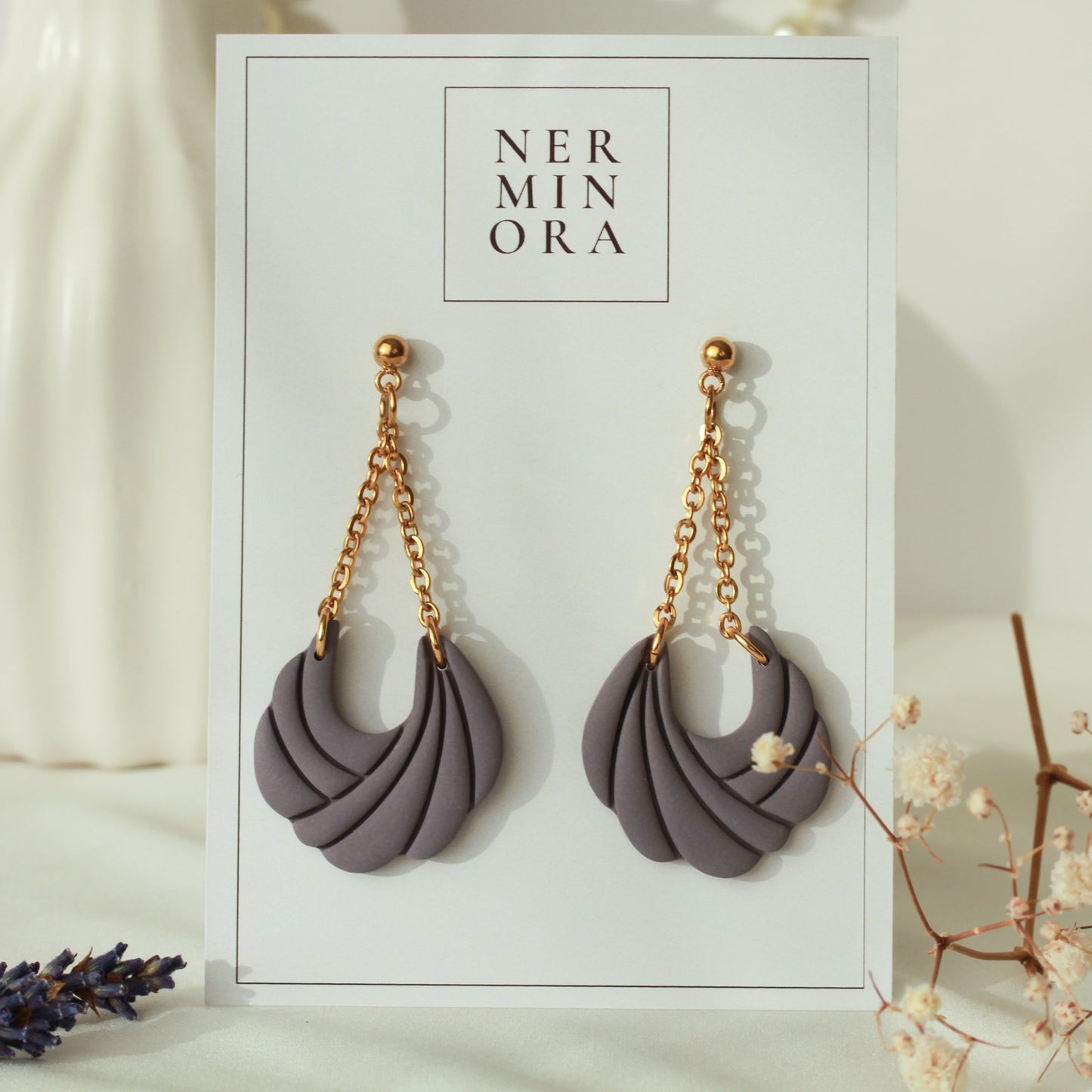 Dewlight Chain – Matte Chain-Ohrringe mit Bogenform