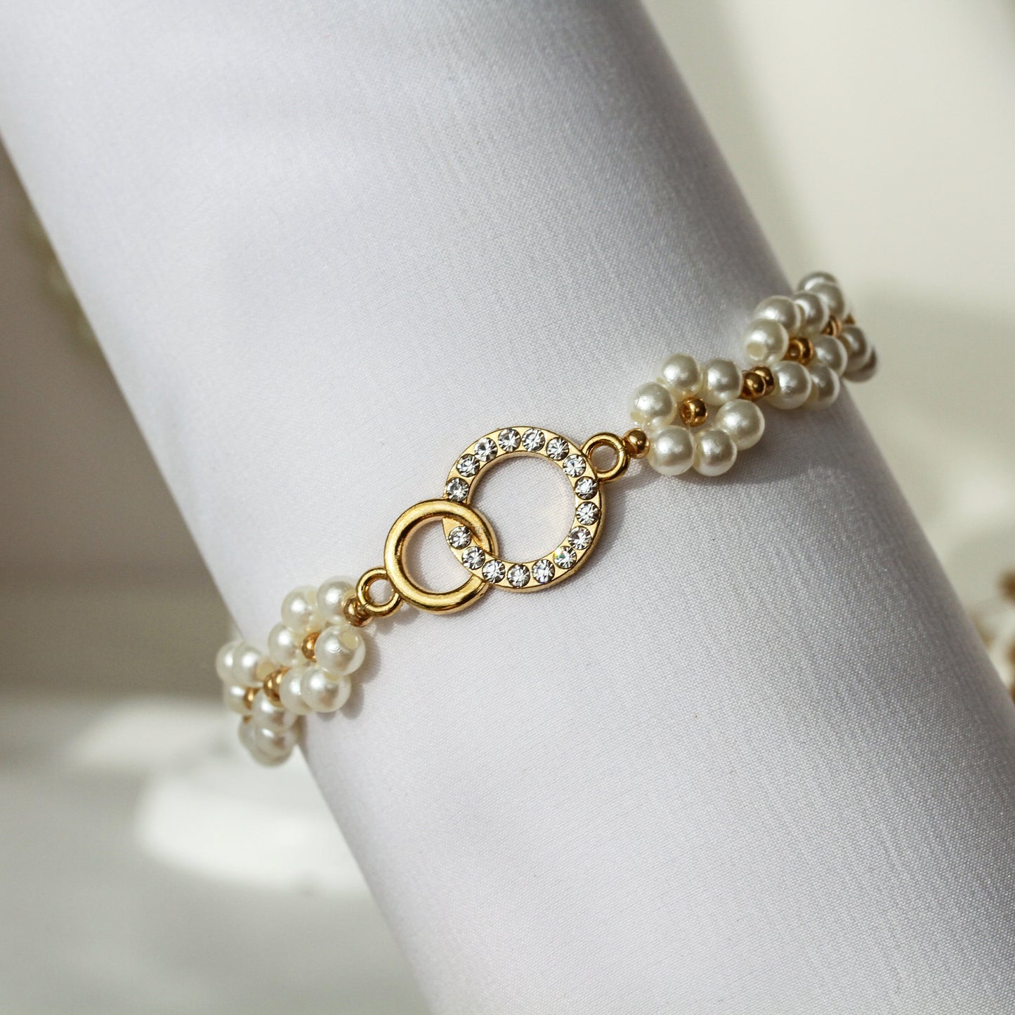 Eternal Pearl – Perlenarmband mit funkelndem Ringelement
