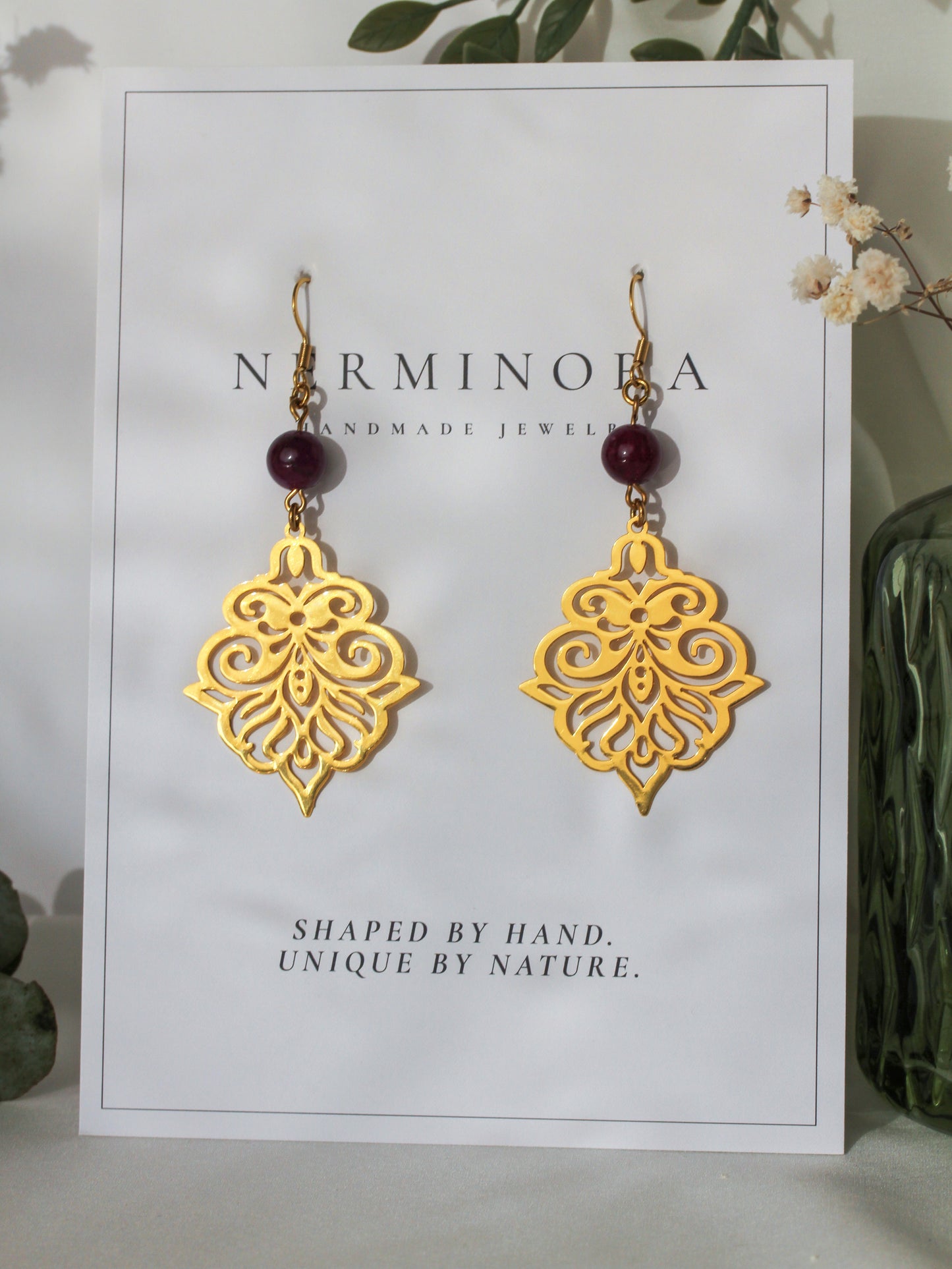 Ianthe Amethyst – Goldfarbene Ornament-Ohrringe mit Amethyst