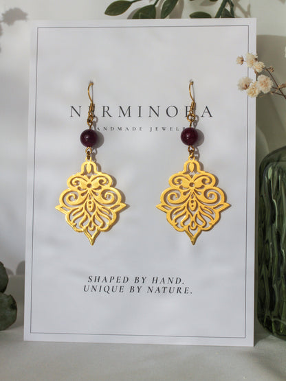 Ianthe Amethyst – Goldfarbene Ornament-Ohrringe mit Amethyst