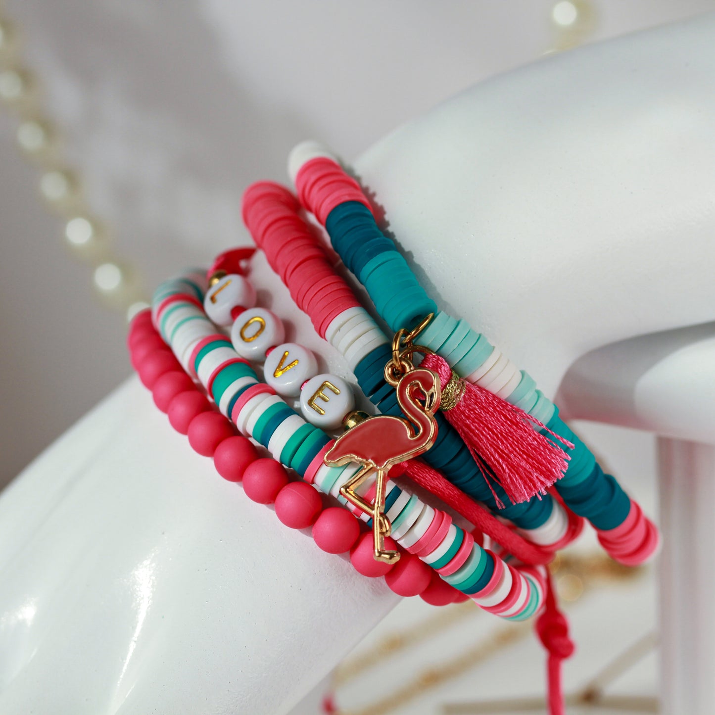 Flamingo Dream – Katsuki 6er-Armbandset mit Love-Detail und Quaste
