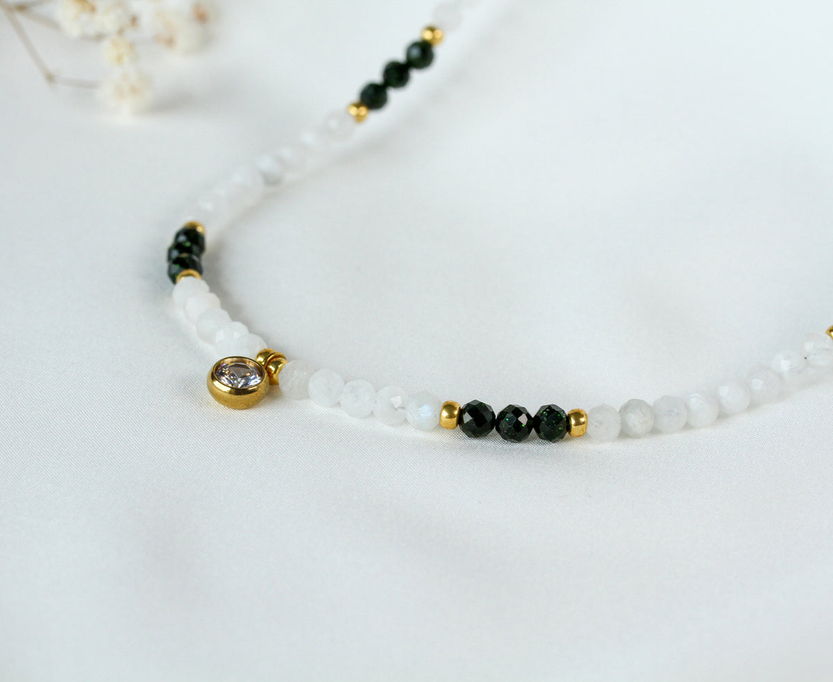 Emerald Frost – Goldfarbene Halskette mit Mondstein, Grünfluss und Zirkonia