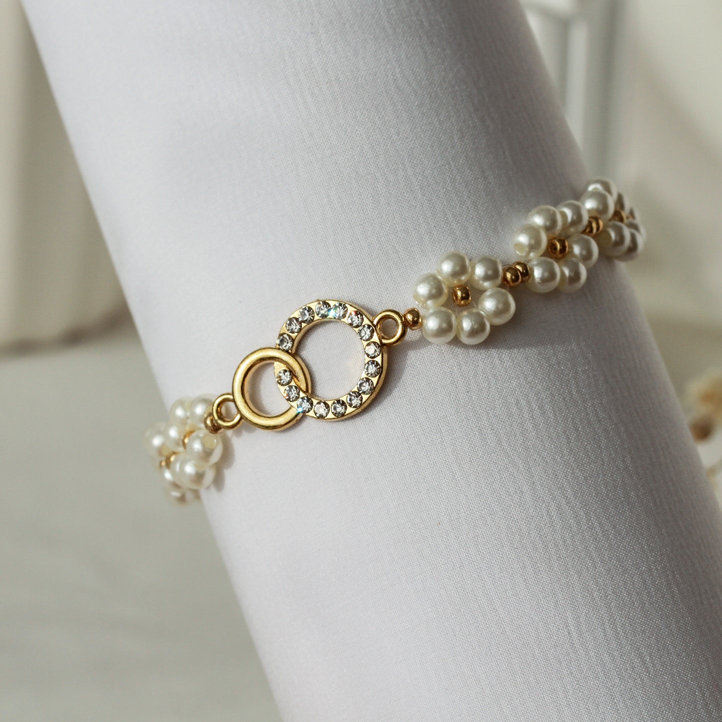 Eternal Pearl – Perlenarmband mit funkelndem Ringelement