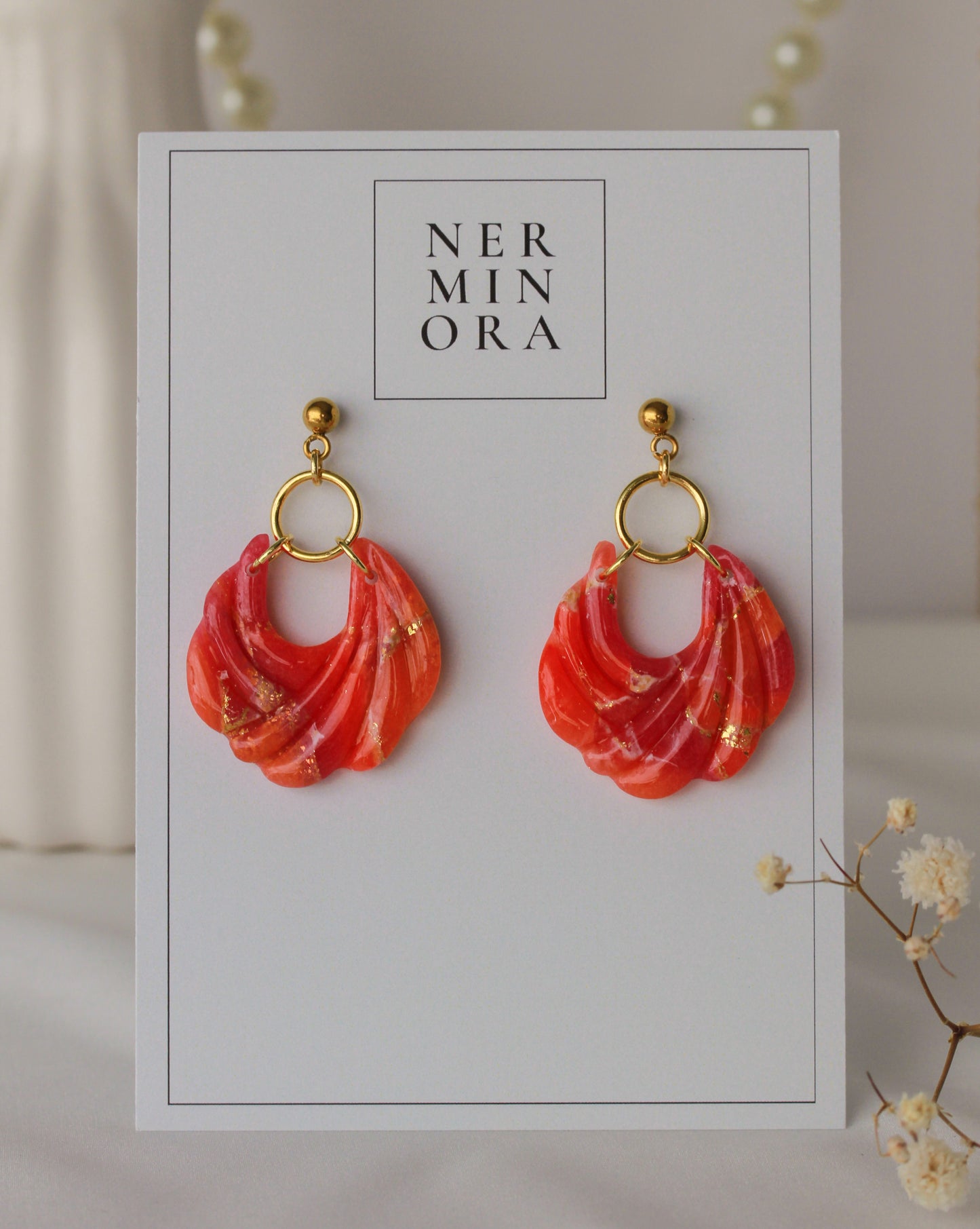 Flame Shell – Marmorierte Muschel-Ohrhänger in Orange-Rot