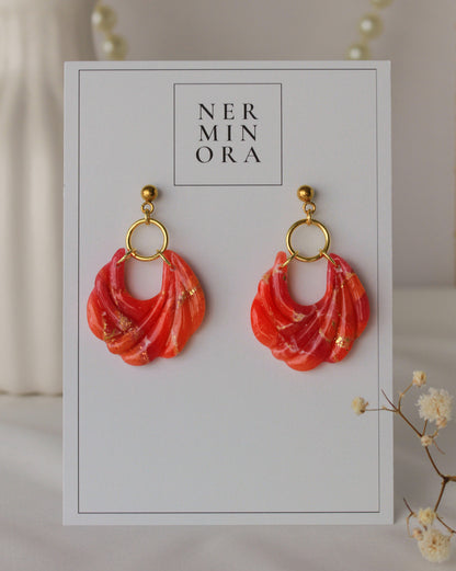 Flame Shell – Marmorierte Muschel-Ohrhänger in Orange-Rot