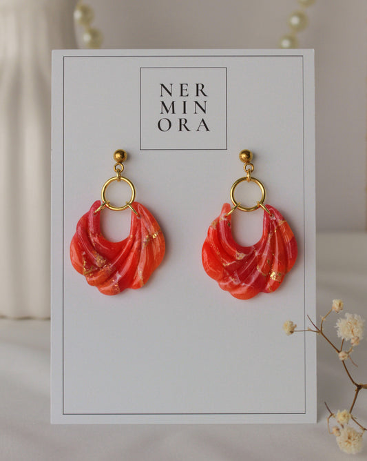 Flame Shell – Marmorierte Muschel-Ohrhänger in Orange-Rot