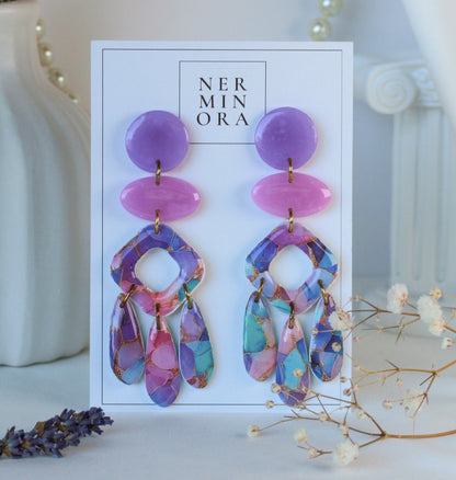 Theia’s Orchid – Mehrreihige Chandelier-Ohrringe in Lila und Magenta