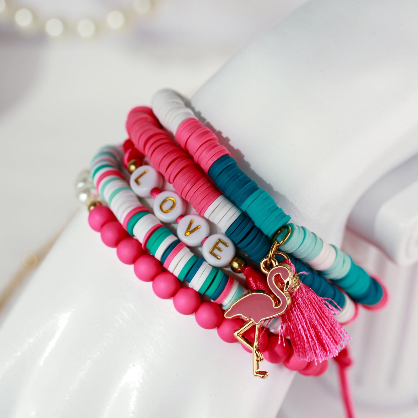 Flamingo Dream – Katsuki 6er-Armbandset mit Love-Detail und Quaste