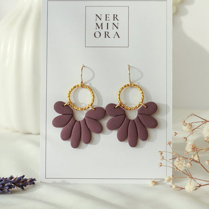 Marlen Florals – Matte Blüten-Ohrringe mit Goldring