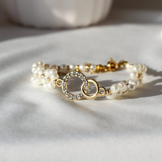 Eternal Pearl – Perlenarmband mit funkelndem Ringelement
