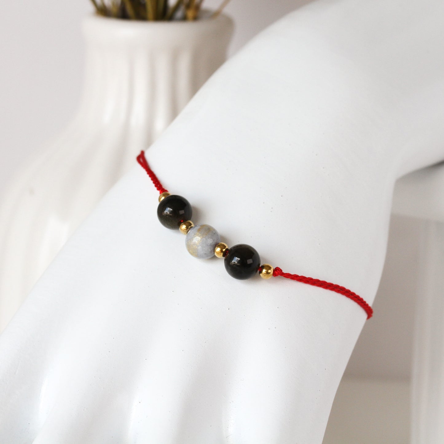 Crimson Veil – Natursteinarmband in Schwarz & Grau
