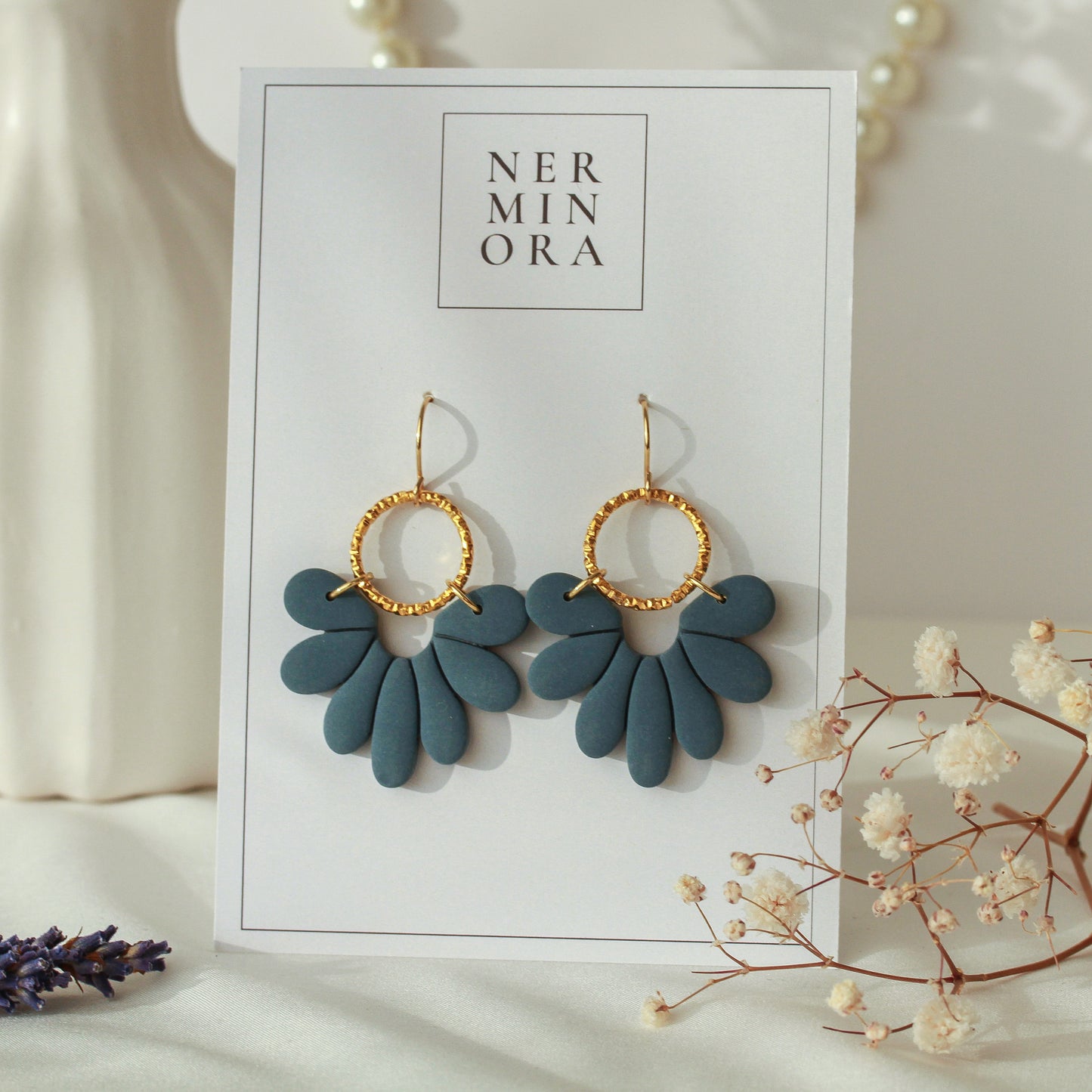 Marlen Florals – Matte Blüten-Ohrringe mit Goldring