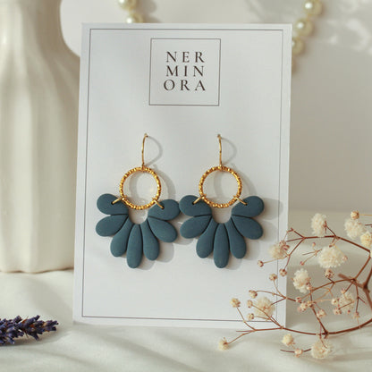 Marlen Florals – Matte Blüten-Ohrringe mit Goldring