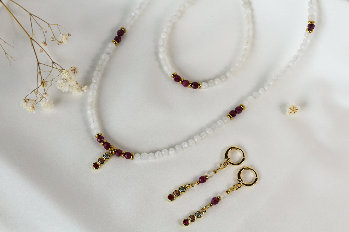 Scarlet Moon – Schmuckset mit Rubin, Mondstein und Zirkonia-Anhänger