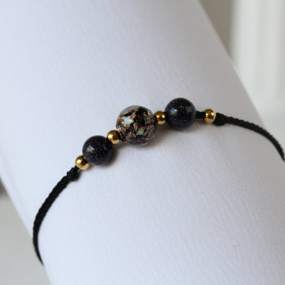 Midnight Mosaic – Blaufluss-Armband mit dekorativer nachtleuchtender Glasperle