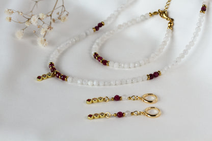 Scarlet Moon – Schmuckset mit Rubin, Mondstein und Zirkonia-Anhänger