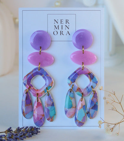 Theia’s Orchid – Mehrreihige Chandelier-Ohrringe in Lila und Magenta