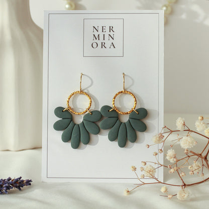 Marlen Florals – Matte Blüten-Ohrringe mit Goldring
