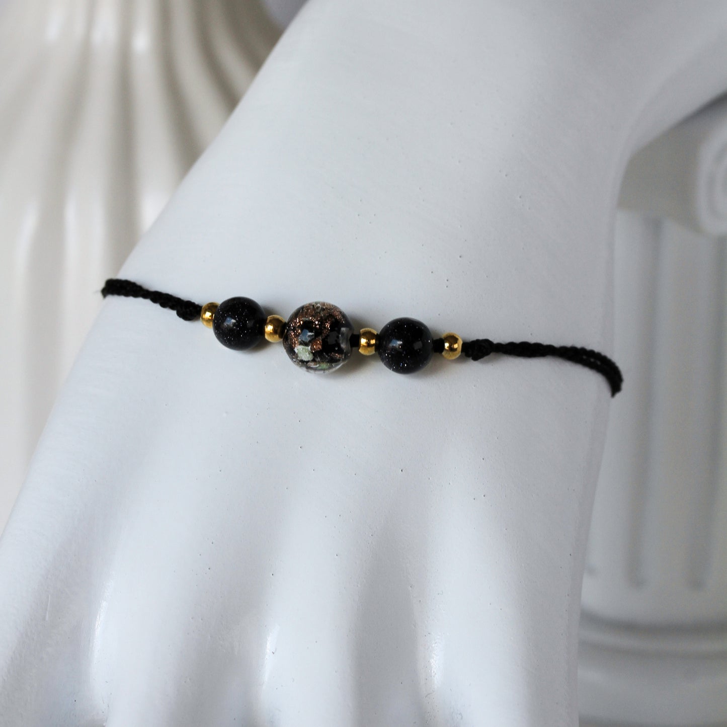 Midnight Mosaic – Blaufluss-Armband mit dekorativer nachtleuchtender Glasperle