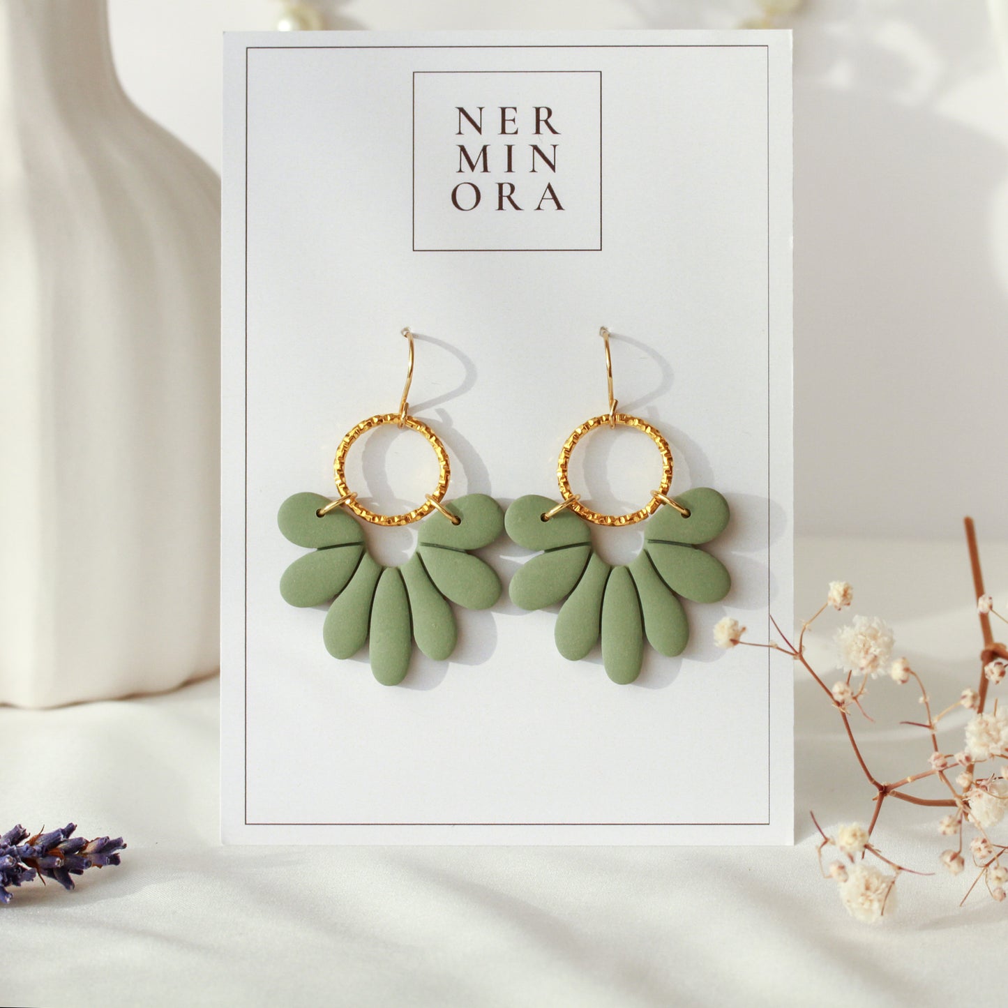 Marlen Florals – Matte Blüten-Ohrringe mit Goldring