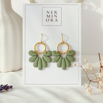 Marlen Florals – Matte Blüten-Ohrringe mit Goldring
