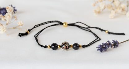 Midnight Mosaic – Blaufluss-Armband mit dekorativer nachtleuchtender Glasperle