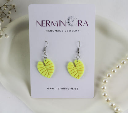 Sommer Neon Monstera – Handgefertigte Bunte Polymer Clay Blatt Ohrringe