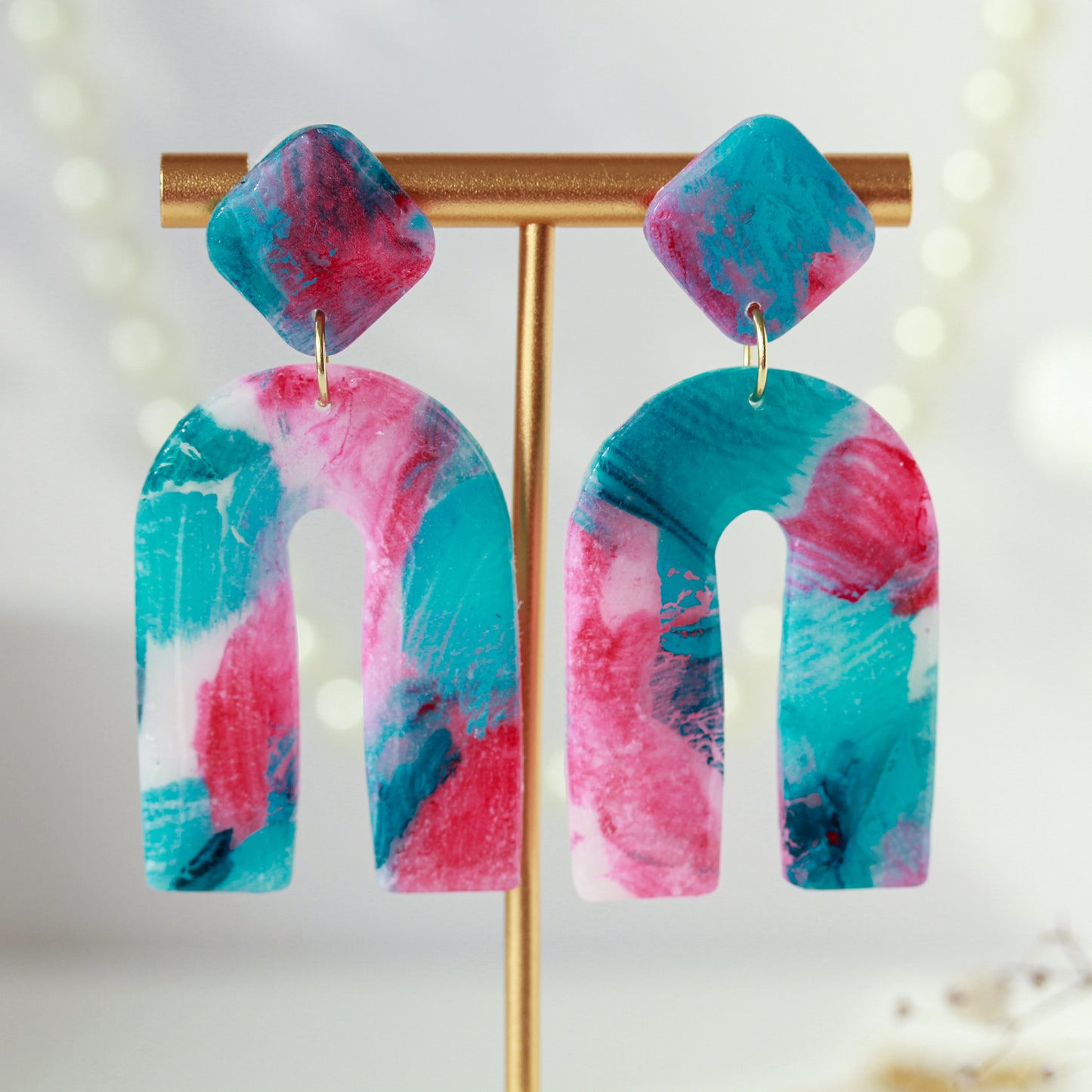 Summer Arches - Große U-Form Statement-Ohrhänger im Abstract-Art-Stil