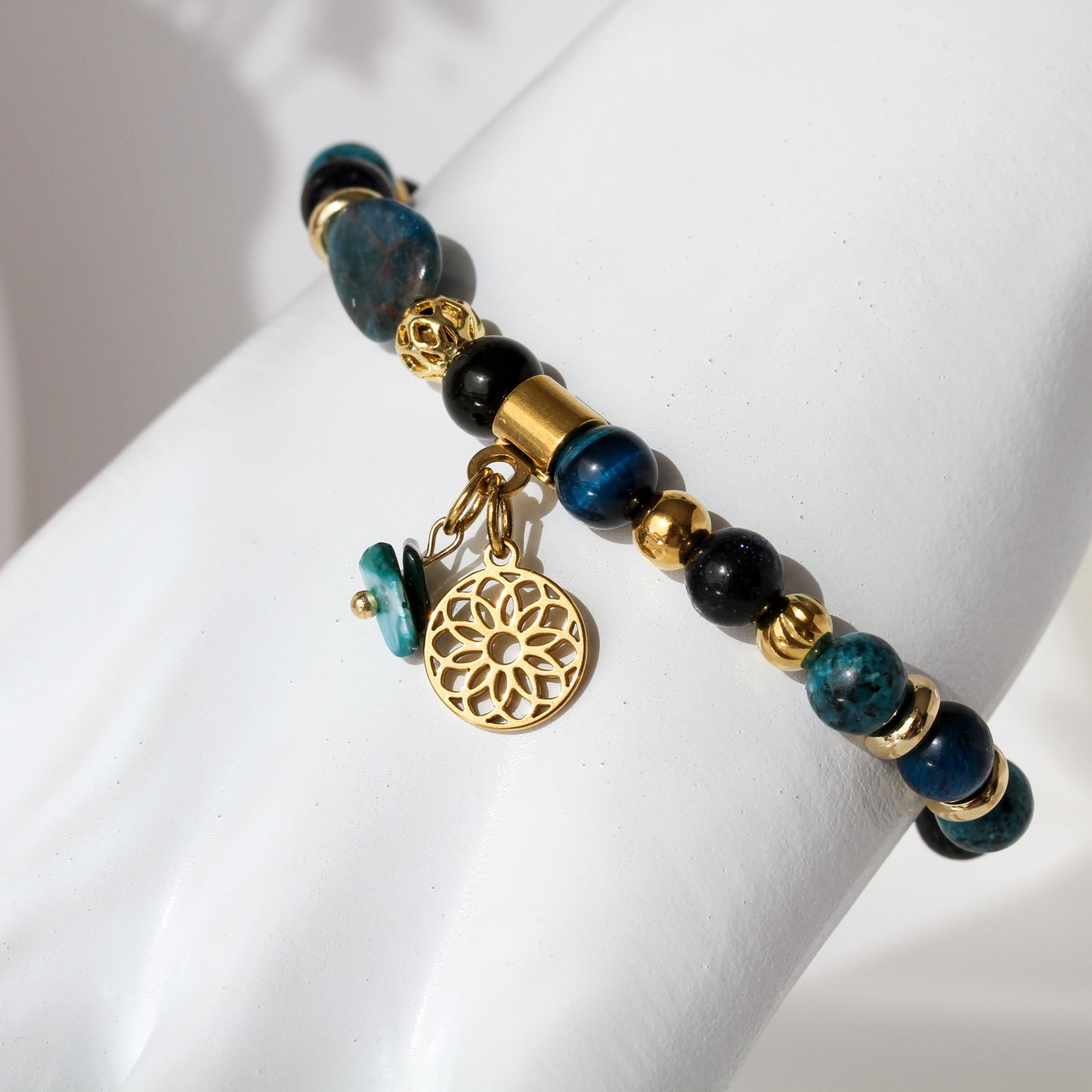 Deep Tides – Natursteinarmband in Blau