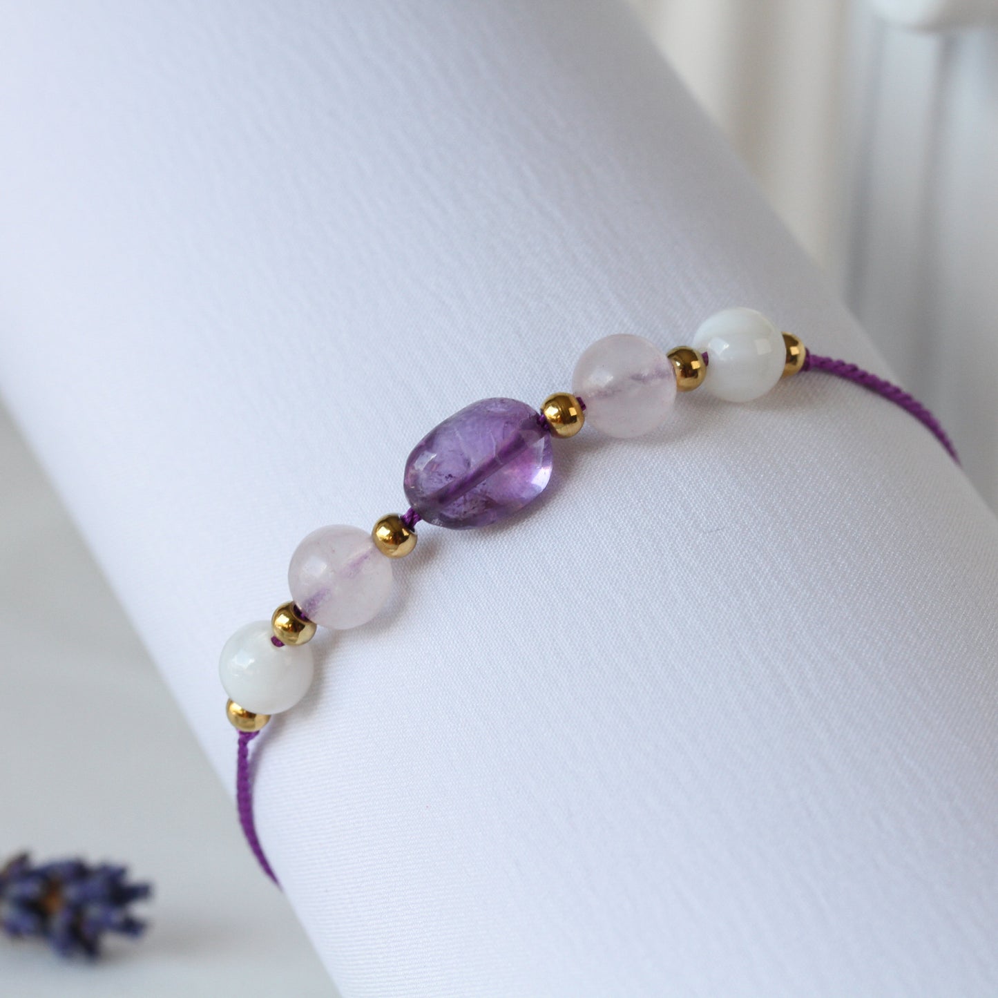 Lilac Harmony – Armband mit Perlmuttperle, Rosenquarz & Amethyst
