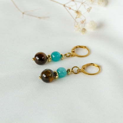 Amber Lagoon – Goldfarbene Ohrringe mit Amazonit und Tigerauge