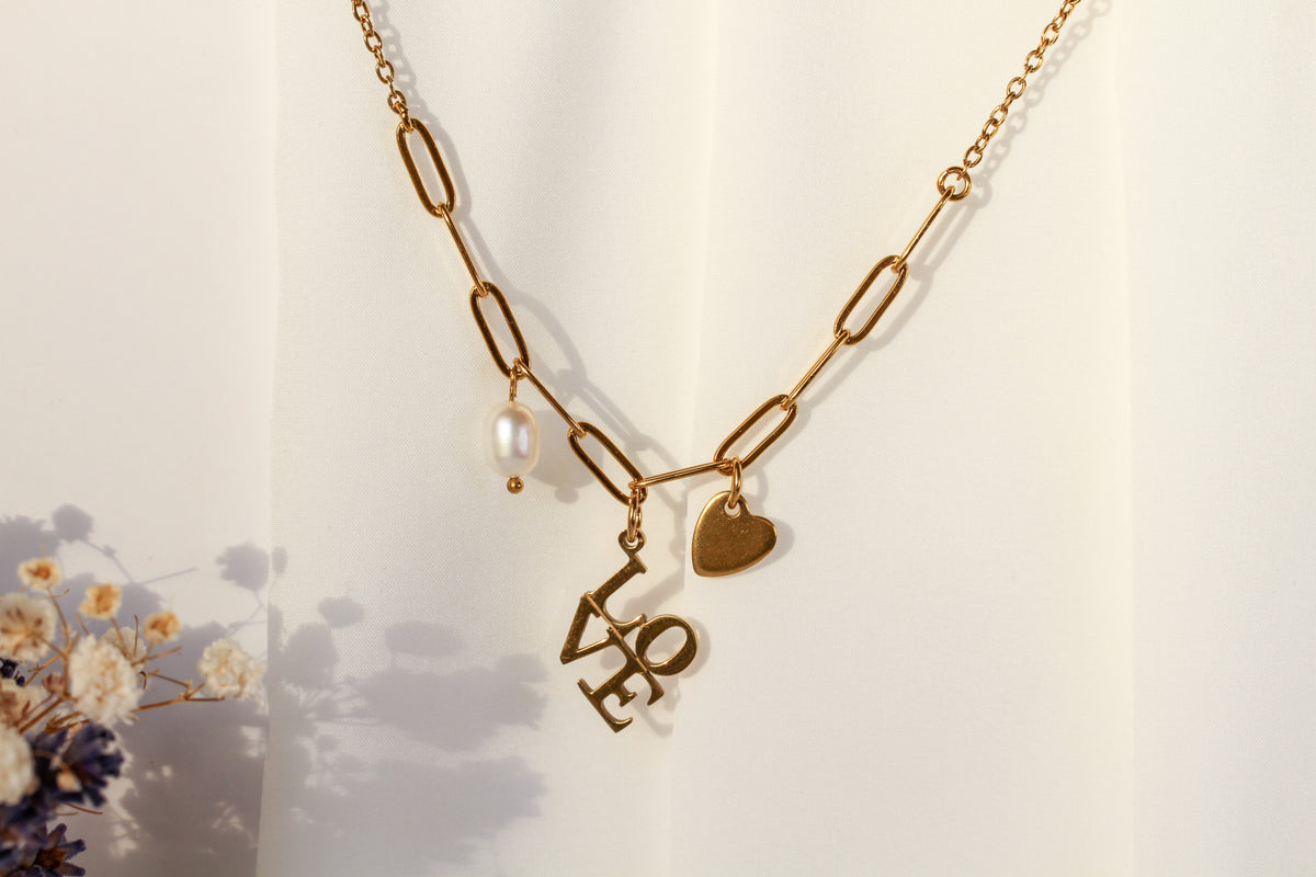 Love Letter – Goldfarbene Halskette mit LOVE-, Herz- und Perlenanhänger